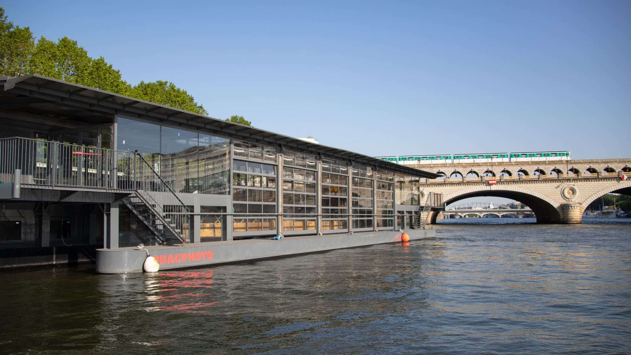 , Paris: Quai de la photo, le centre d&rsquo;art flottant est arrivé au pied du pont de Bercy