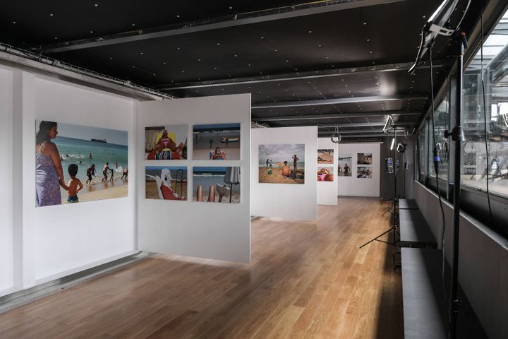 La première exposition de Quai de la Photo à Paris est dédié aux plages de Martin Parr (19 juin 2023) (ISA HARSIN / SIPA)
