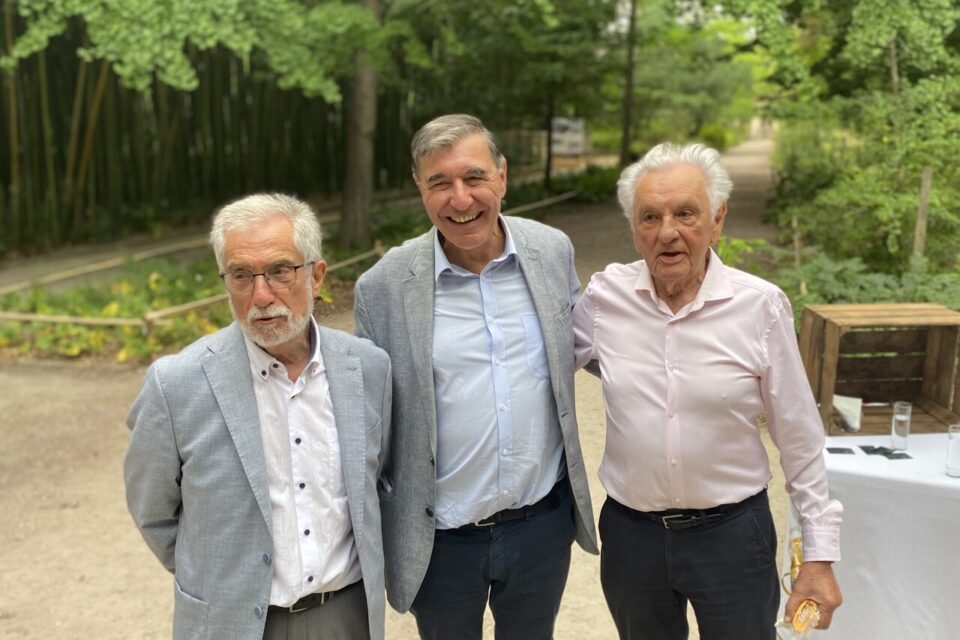 Trois figures de l'ICM : le professeur Ychou (au centre) est entouré des Professeurs Jean-Bernard Dubois et Henri Pujol.