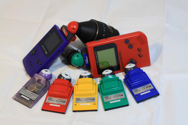 Des objectifs d’appareils photo sont fixés à des Game Boy Caméra pour repouser leurs limites.