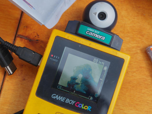 Cet accessoire doté d’un objectif rond transforme la Game Boy en appareil photo.