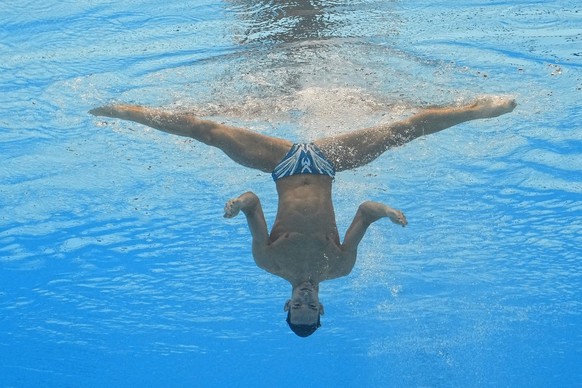 L'Espagnol Fernando Diaz del Rio devient le premier homme champion du monde de natation artistique, à Fukuoka au Japon.