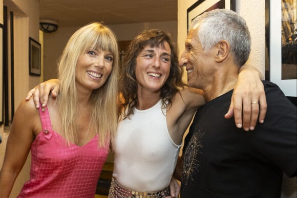 , PHOTOS Nagui et sa femme Mélanie Page amoureux à Ramatuelle, ils retrouvent Juliette Armanet et Michel Boujenah