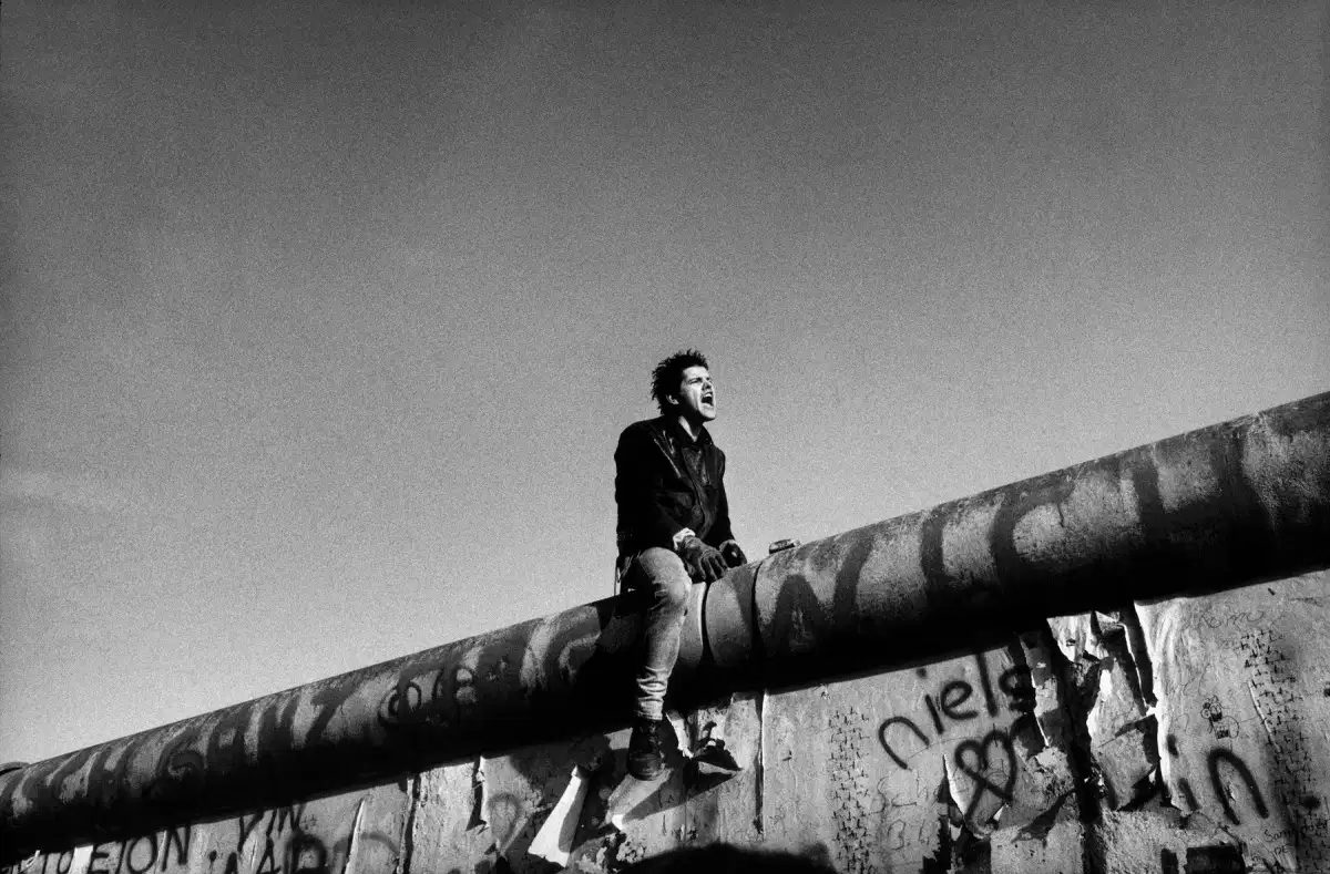 11 novembre 1989. Chute du mur de Berlin. Entre la porte de Brandebourg et Potsdamer Platz.