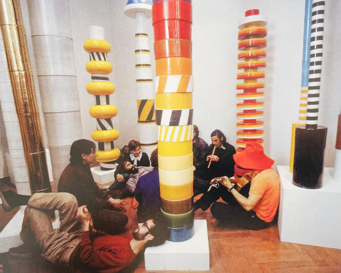 Totems de céra­mique multicolores imaginés par
Ettore Sottsass et exposés à Milan en 1967.
