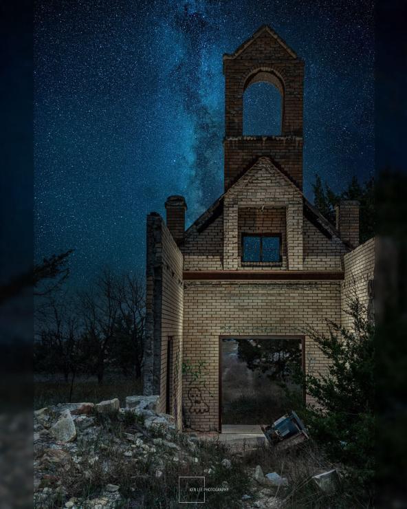 Une église abandonnée, dans la campagne du Kansas. J'ai utilisé une lampe portative pour éclairer la peinture sous de nombreux angles pendant l'exposition.